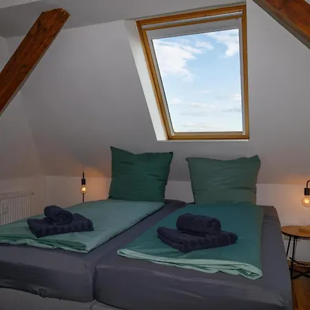 Larooms Merseburg - Apartment Lp01 - 2 Zimmer, 2 Einzelbetten, 1 Doppelbett, Grosse Couch, Kueche, Balkon, Waschmaschine