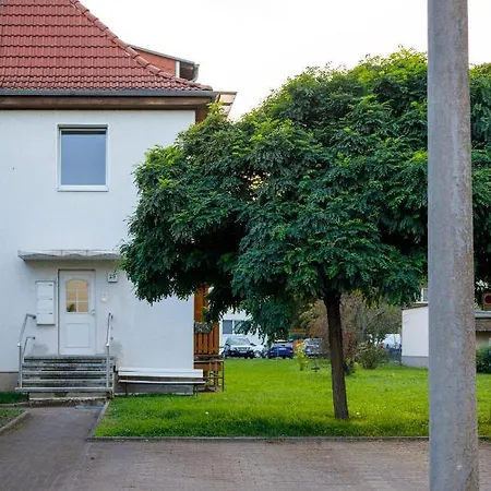 Larooms Merseburg - Apartment Lp01 - 2 Zimmer, 2 Einzelbetten, 1 Doppelbett, Grosse Couch, Kueche, Balkon, Waschmaschine Daire *