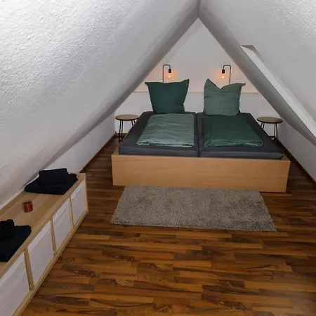 Larooms Merseburg - Apartment Lp01 - 2 Zimmer, 2 Einzelbetten, 1 Doppelbett, Grosse Couch, Kueche, Balkon, Waschmaschine