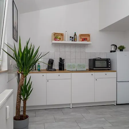 Larooms Merseburg - Apartment Lp01 - 2 Zimmer, 2 Einzelbetten, 1 Doppelbett, Grosse Couch, Kueche, Balkon, Waschmaschine メルゼブルク