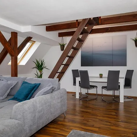 Aura - Lutherapartment -2 Zimmer, 2 Einzelbetten, 1 Doppelbett, Grosse Couch, Kueche, Balkon, Waschmaschine Merseburg