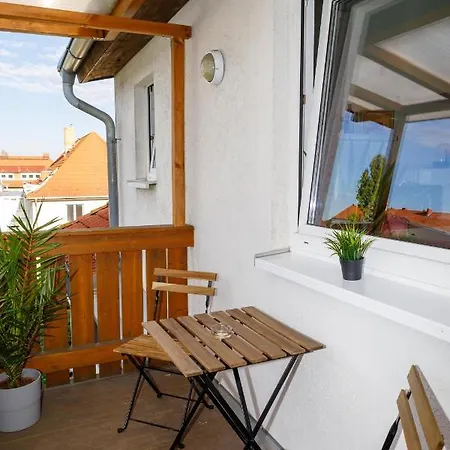 Aura - Lutherapartment -2 Zimmer, 2 Einzelbetten, 1 Doppelbett, Grosse Couch, Kueche, Balkon, Waschmaschine * Merseburg