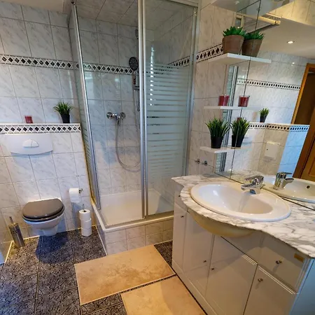 Larooms Merseburg - Apartment Lp01 - 2 Zimmer, 2 Einzelbetten, 1 Doppelbett, Grosse Couch, Kueche, Balkon, Waschmaschine *