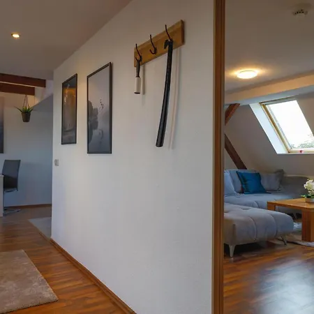 Larooms Merseburg - Apartment Lp01 - 2 Zimmer, 2 Einzelbetten, 1 Doppelbett, Grosse Couch, Kueche, Balkon, Waschmaschine *