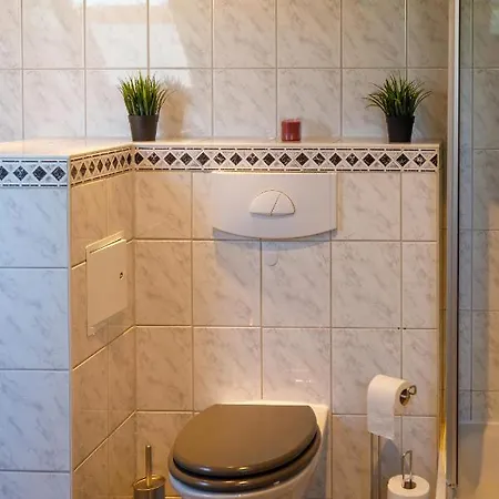 Aura - Lutherapartment -2 Zimmer, 2 Einzelbetten, 1 Doppelbett, Grosse Couch, Kueche, Balkon, Waschmaschine Apartment *