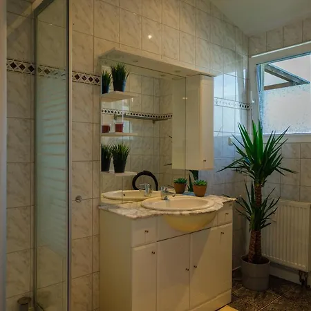 Aura - Lutherapartment -2 Zimmer, 2 Einzelbetten, 1 Doppelbett, Grosse Couch, Kueche, Balkon, Waschmaschine