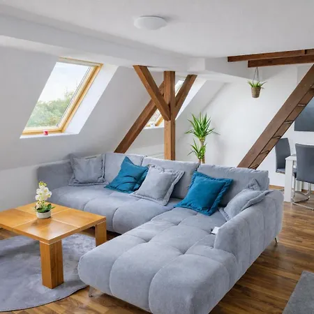 Apartmán Larooms - Lp01 - 2 Zimmer, 2 Einzelbetten, 1 Doppelbett, Grosse Couch, Kueche, Balkon, Waschmaschine Merseburg