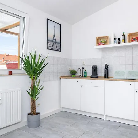 Larooms - Lp01 - 2 Zimmer, 2 Einzelbetten, 1 Doppelbett, Grosse Couch, Kueche, Balkon, Waschmaschine * Merseburg