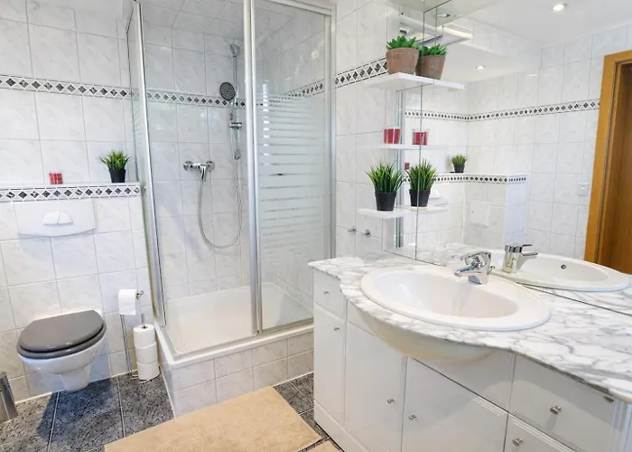 Larooms - Lp01 - 2 Zimmer, 2 Einzelbetten, 1 Doppelbett, Grosse Couch, Kueche, Balkon, Waschmaschine Merseburg